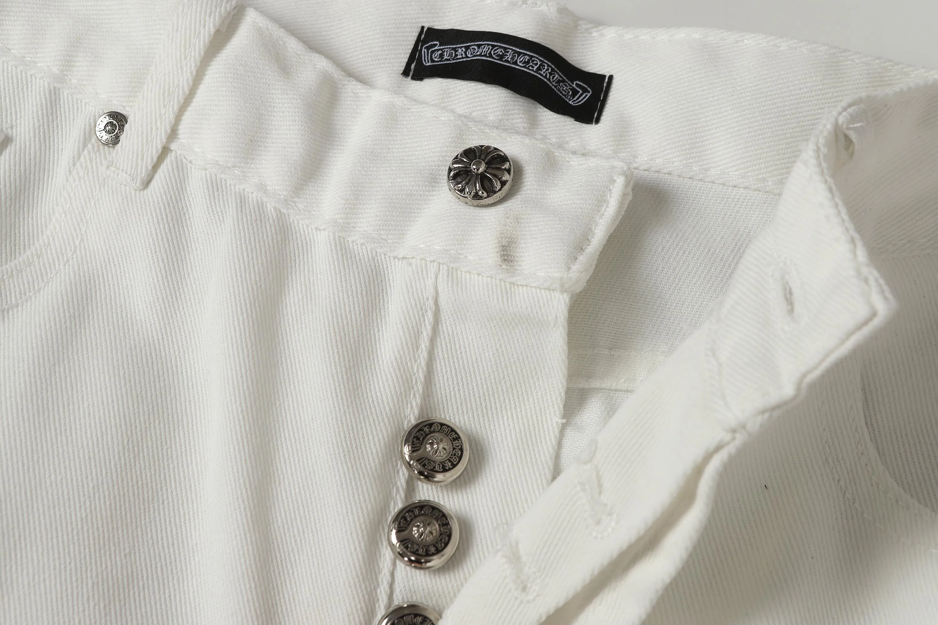 P280 -Chrome Hearts/Chrome Hearts 25ss classic white cow series colored leather cross washed color cloth unisex denim trousers -Vibe style straight stacked god-level version -carbon fine bias denim color cloth -old vintage complete set of hardware - Chrome Hearts white cow series The high version uses high-ounce custom fabrics, fermentation washing and soft color fixation, soft and thick to wear, the details are all hand-polished and manufactured with craftsmanship, all-over jacquard fabrics, unique design style After multiple processes to create a full retro feel, a niche and unique non-contrast shirt, custom-made distressed spray-painted buttons, every detail is crafted with craftsmanship. Color: Picture color Code number: 28-36
